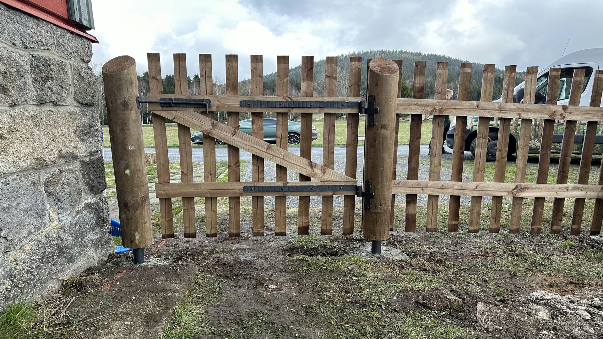 Obrázek 4 / Dřevěné ploty - strojně loupané   - realizace Srní 04-2023